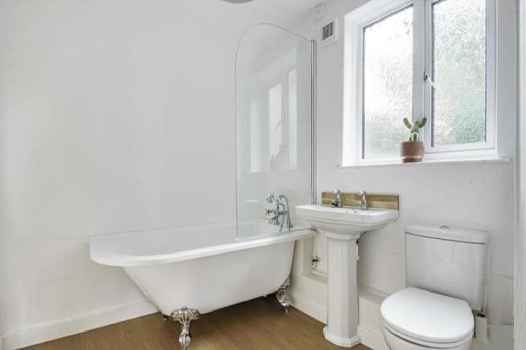 Lot: 143 - THREE STOREY THREE-BEDROOM TOWN HOUSE - Bathroom